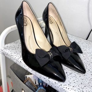 Patent leather pointed toe bow heals